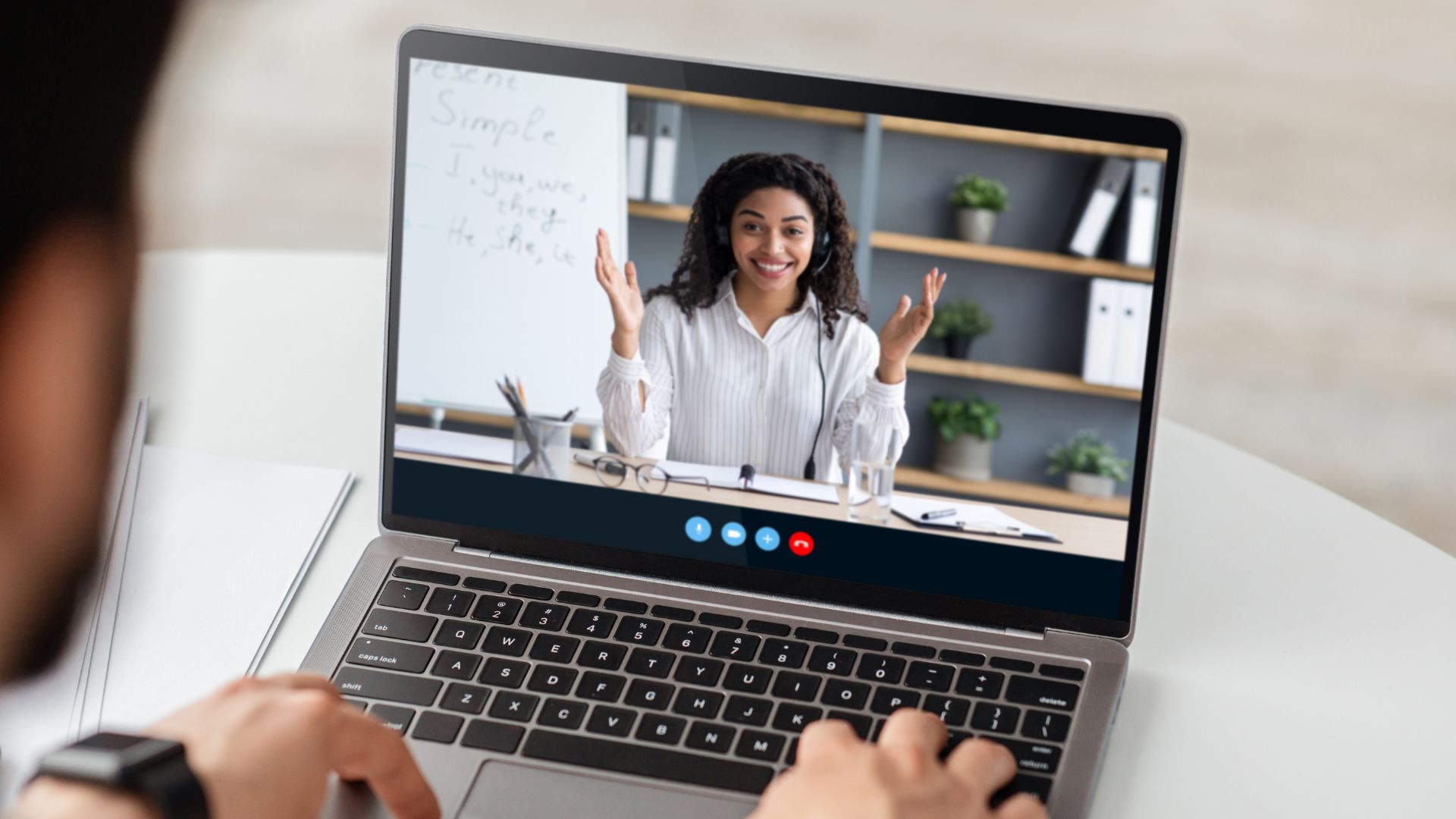 Estudiante en aula virtual